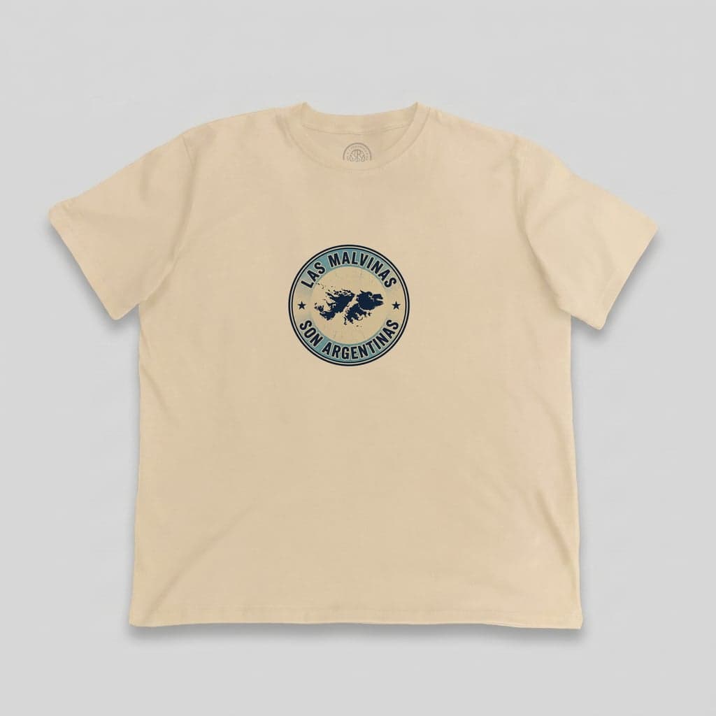 Escudo — Remera beige Serie Malvinas Novamente, packshot