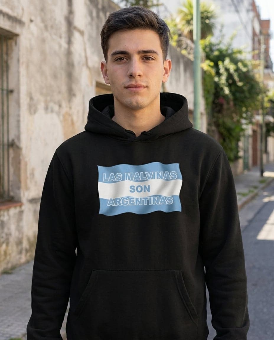 Bandera — Hoodie negro Serie Malvinas Novamente, foto lifestyle