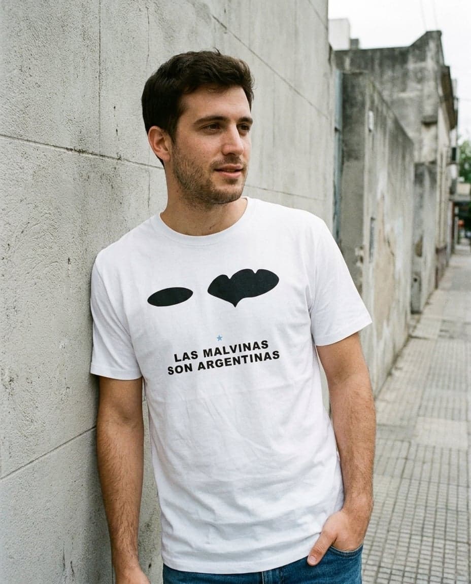 Islas — Remera blanca Serie Malvinas Novamente, foto lifestyle