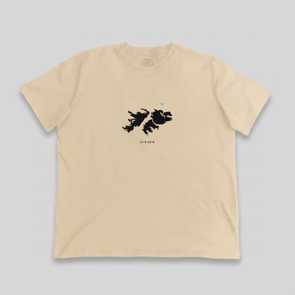 Monograma 51°S 59°O — remera beige Serie Malvinas Novamente, packshot
