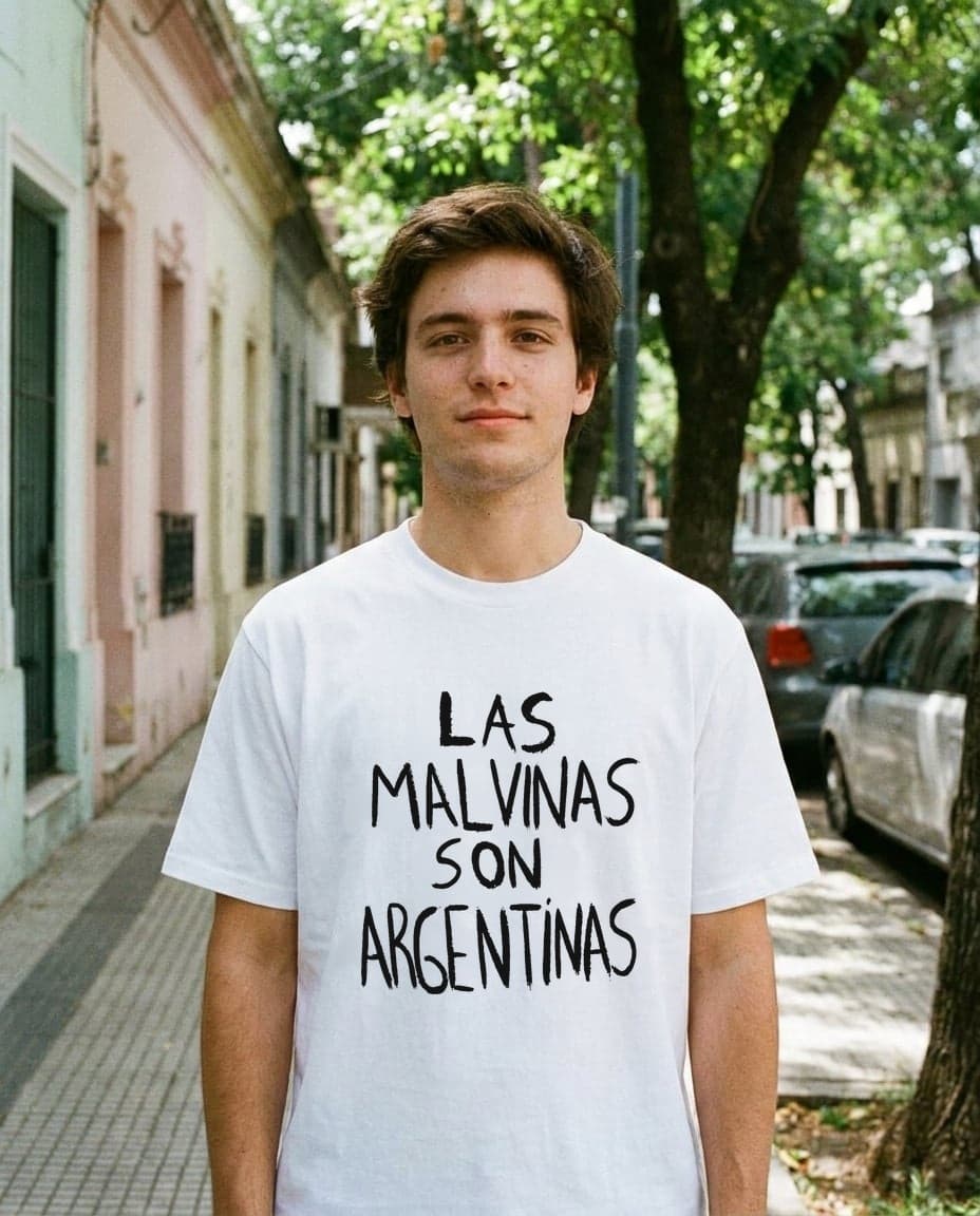La frase · clásica — Remera clásica Serie Malvinas Novamente, foto lifestyle